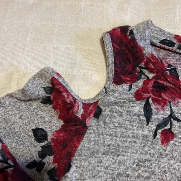 BCX cold shoulder top. - Picture 5 of 7